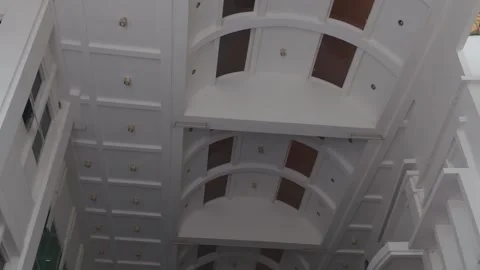 Modern architectural interior showing white vaulted ceilings and structured wall 库存影片 343423734