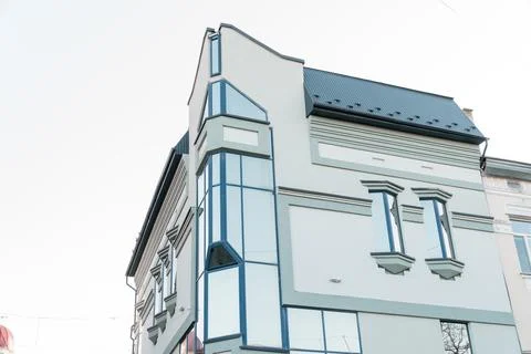 Modern Architectural Marvel Featuring Striking Angled Facade and Glass Elemen 스톡 사진