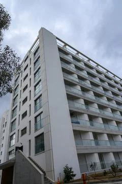 Modern architectural masterpiece showcasing sharp lines and elegance under .. Foto stock