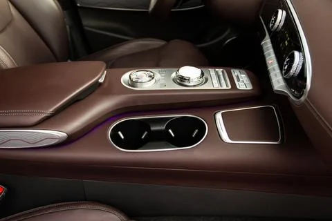 Modern automatic gearbox. Close up of the gearbox transmission handle. Automa Foto stock