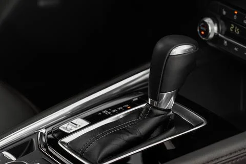 Modern automatic gearbox. Close up of the gearbox transmission handle. Automa Foto stock