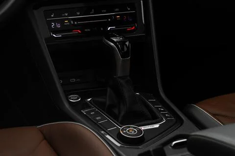 Modern automatic gearbox. Close up of the gearbox transmission handle. Automa Foto stock