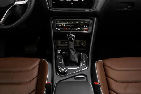 Modern automatic gearbox. Close up of the gearbox transmission handle. Automa Foto stock