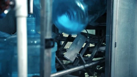 Modern automatic system for filling and filtering drinking water Vidéo 149603634