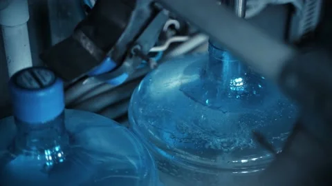 Modern automatic system for filling and filtering drinking water in 19 liters Vidéo 149603906