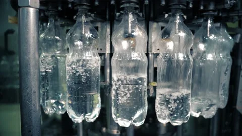 Modern automatic system for filling and filtering drinking water Vidéo 149604049