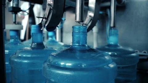 Modern automatic system for filling and filtering drinking water Vidéo 149604125