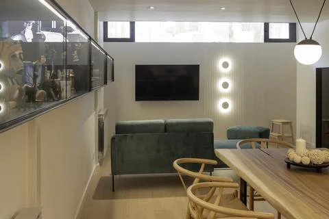 Modern basement interior design. Open space of living and dining room Foto stock