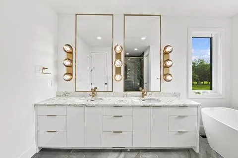Modern bathroom features clean white cabinetry 库存插图