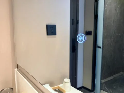 Modern Bathroom Mirror with Touch Sensor and Minimalist Design 스톡 사진