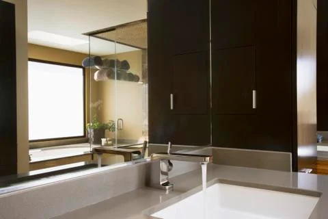 Modern Bathroom Vanity with Reflection of hot tub Stock-Fotos