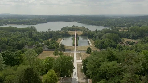 Modern beautiful architectural composition of twelve columns de Saint-Christophe Stock Footage 129119155