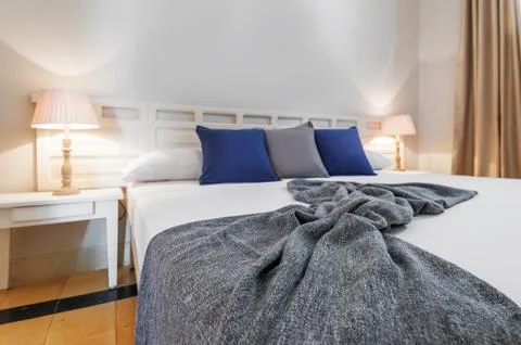 Modern bedroom interior featuring comfortable bed and warm lighting Fotos de archivo