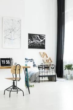Modern bedroom with study space Foto stock