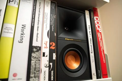 Modern bookshelf with artistic elements 库存照片