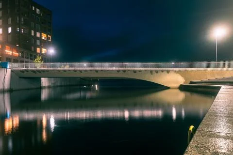 Modern bridge and waterfront reflections at Ranta-Tampella canal in Tampere 库存照片