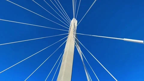 Modern Bridge Architecture with Geometric Lines &amp; Blue Sky – 4K Daytime View Vidéo 302941976
