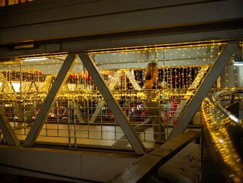 Modern Bridge Walkway with Golden String Lights: Urban Architecture Night V.. Foto stock