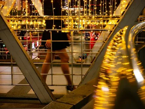 Modern Bridge Walkway with Golden String Lights: Urban Architecture Night V.. Stock-Fotos