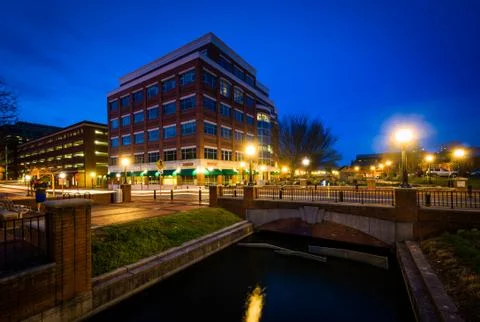 Modern building and bridge over Carroll Creek at night, at Carroll Creek Line Fotos de archivo