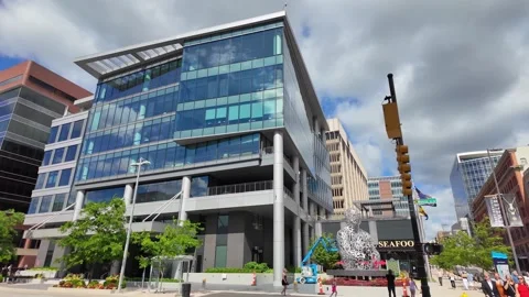 Modern building architecture at the corner of Monroe Ave in Grand Rapids Vidéo 345984695