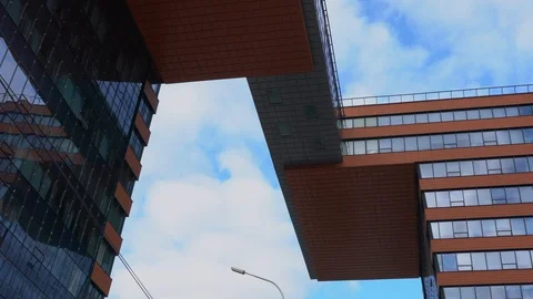 Modern building in the background of fast flying clouds 库存影片 108629846
