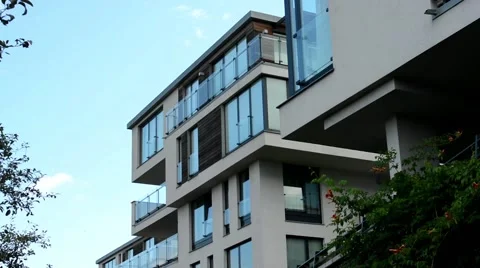 Modern building - balcony - windows - blue sky - fence with nature Vídeo Stock 41279367