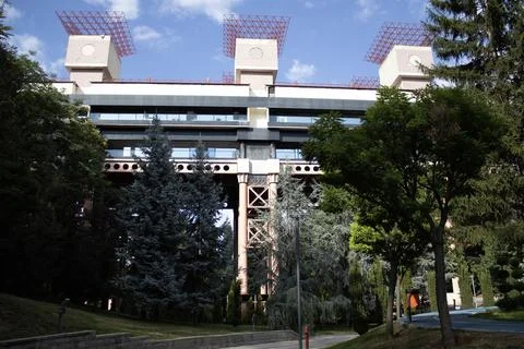 Modern Building Behind Park Trees Foto stock