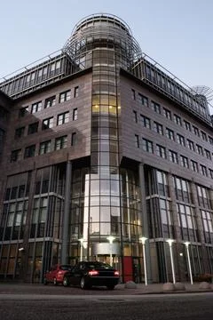 Modern Building with Classical Elements at Dusk Foto stock