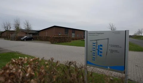 Modern Building Complex with Signage on Cloudy Day Fotos de archivo