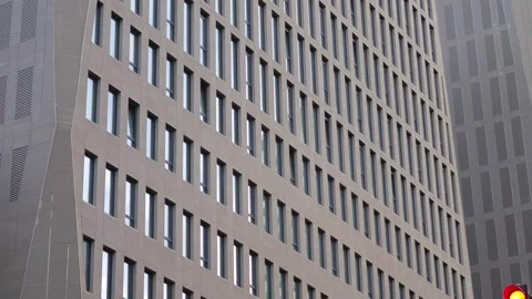 Modern building facade with traffic light changing Vidéo 308036245