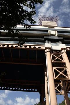 Modern Building Facade with Tree Canopy Foto stock