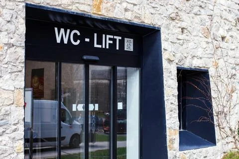 Modern Building Features: Automatic Glass Doors, Restroom and Elevator Signs Stock-Fotos