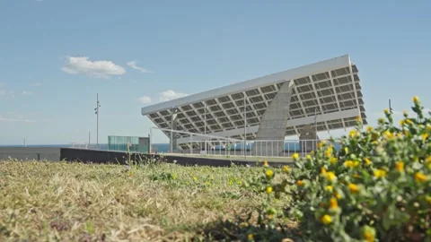 A modern building with a solar panel on its roof Vídeos de archivo 246440056