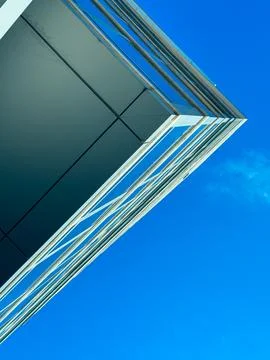 Modern building structure shows clean lines and sharp angles against a clea.. Foto stock