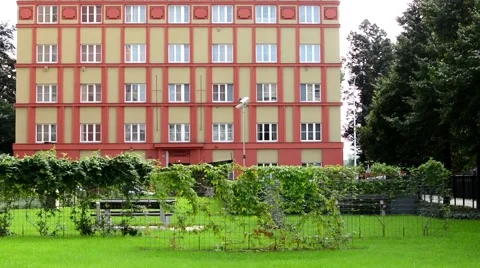 Modern building - windows - blue sky - nature (garden) with bench - security cam Vídeos de archivo 42174871
