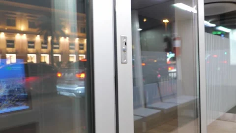 Modern Bus Stop in Riyadh Видео 316551982