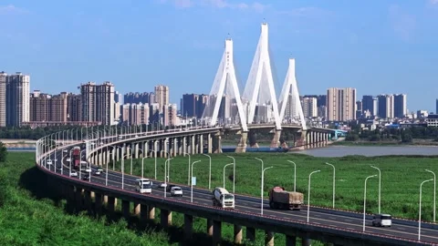 Modern cable-stayed bridge on dongting lake,yueyang,China Vídeo Stock 325340135