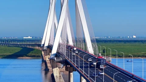 Modern cable-stayed bridge on dongting lake,yueyang,China Vídeo Stock 325343013