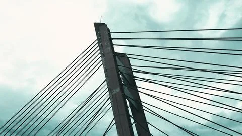 Modern cable-stayed bridge structure with steel tension cables converging toward Foto stock