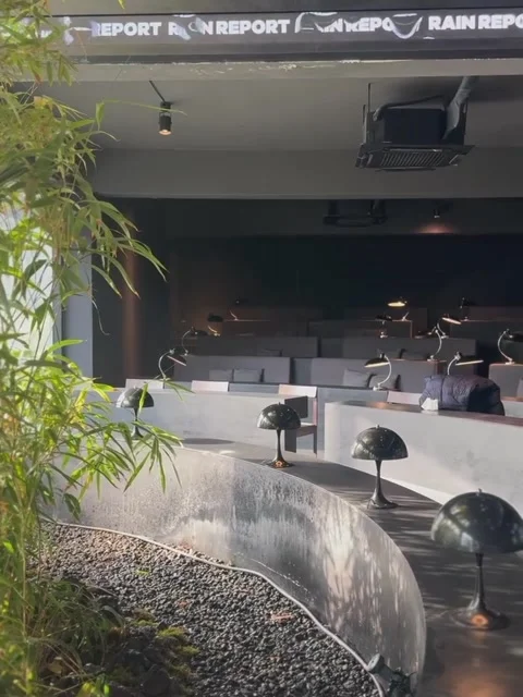 Modern Café Interior with Ambient Desk Lamps and Seating 库存影片 342265202