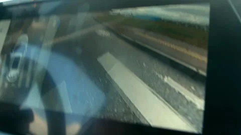 Modern car display shows side camera automatically activated when turning, Vidéo 317938481