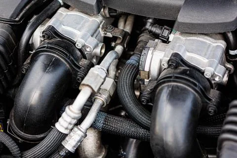 Modern car engine bay, highlighting various mechanical components, hoses, and Fotos de archivo