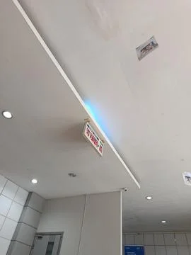 Modern Ceiling Interior with Lighting and Signage, Minimalist Architectural Deta Stockfoto's