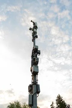 Modern cellular base station antenna tower for mobile wireless communication Foto stock