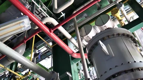 Modern chemical processing plant featuring advanced engineering design, complex  Vídeos de archivo 341317714
