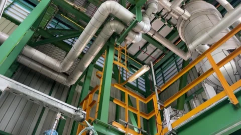 Modern chemical processing plant featuring advanced engineering design, complex  Vídeos de archivo 341317726