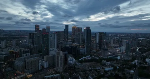 Modern city district under cloudy sky at twilight Vídeos de archivo 201874709