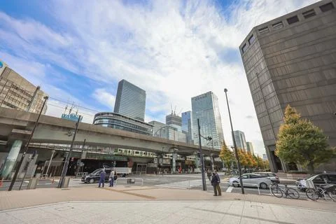 Modern Cityscape With Skylines and Elevated Train Passing, Tokyo Dec 5 2024 Foto stock