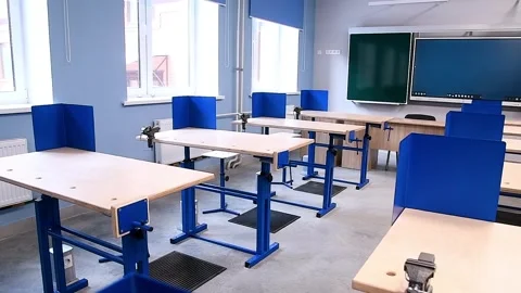 A modern classroom in a school or educational institution. A blackboard wit.. 库存影片 339764717